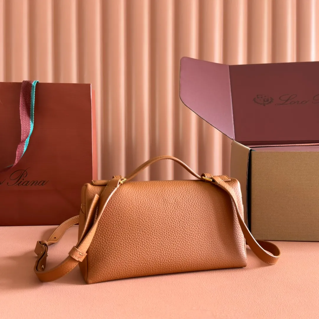 p1160💋💋💋【Original leather configuration counter complete set of packaging】 𝐋𝐨𝐫𝐨 𝐏𝐢𝐚𝐧@ Extra pocket L19 series handbag/crossbody bag, all steel, the most comfortable life is the undefined life, just like loro The material design of pian@ does not require complicated design styles. The simple and soft outline is elegant and durable, like an exquisite cosmetic case, which perfectly balances appearance and functionality. The leather is delicate and feels as soft as butter. The small bag has a large capacity. It is not only portable with a thin shoulder strap, but can also be worn cross-body. Sisters who have a special liking for minimalist style can buy it. It is simple and versatile. The simpler, the more different. Stars and Instagram celebrities are all planting it. There are two sizes of 19 cm and 27 cm. One is exquisite and casual, and the other is elegant and grand. Size: Small: length 19×width 7×height 12cm (